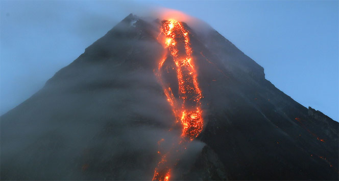 Mayon dağı lav püskürtmeye devam ediyor