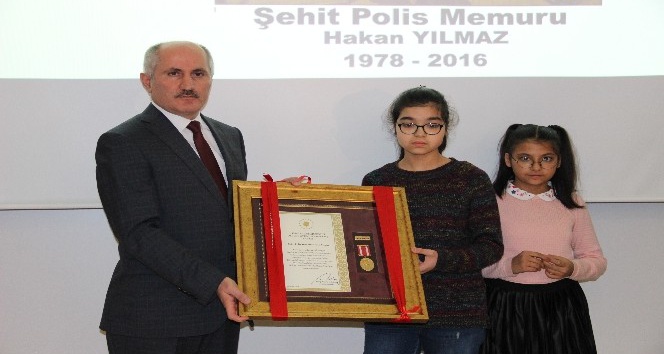 Karaman’da şehit polis memurunun devlet övünç madalyası kızlarına verildi