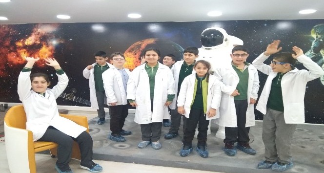 Özel öğrenciler bilim ile tanışıyor