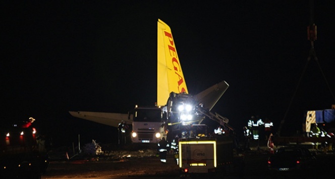 Trabzon&#039;da pistten çıkan uçak kaldırılıyor