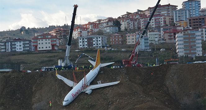 Trabzon&#039;da pistten çıkan uçağı kurtarma çalışmaları denizden görüntülendi