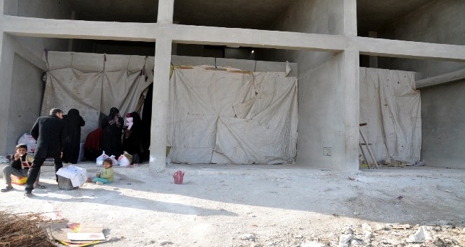 (Özel) Çadırkente yerleşemeyen Suriyeliler kışı dükkanlarda geçiriyor
