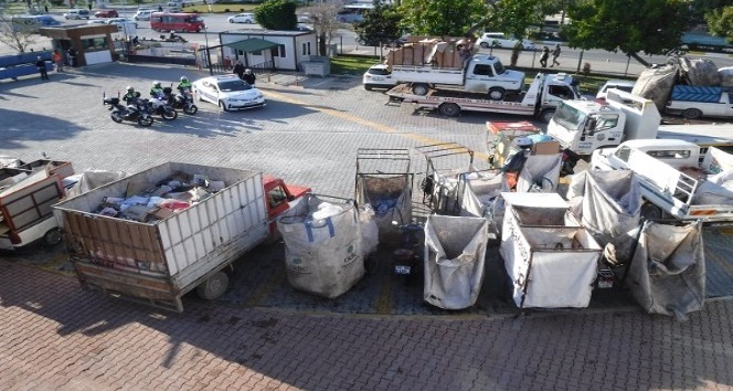 Mersin’de trafiği tehlikeye sokan çöp araçları toplatıldı