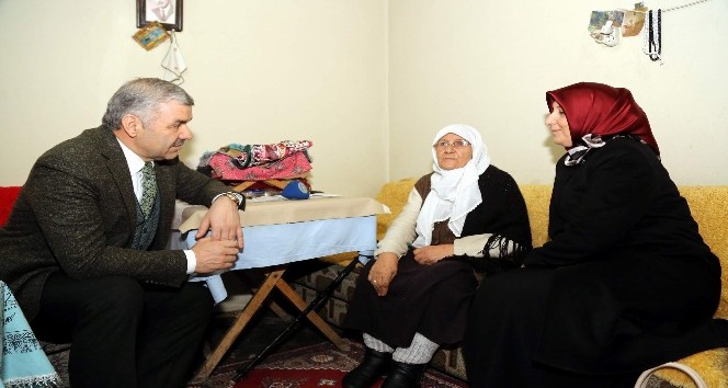 Başkan Çelik ve eşi YADES hizmeti alan yaşlıları evlerinde ziyaret etti