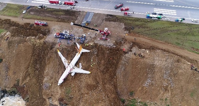 Trabzon’da pistten çıkan uçak bulunduğu yerden vinçlerle kaldırılmaya başlandı