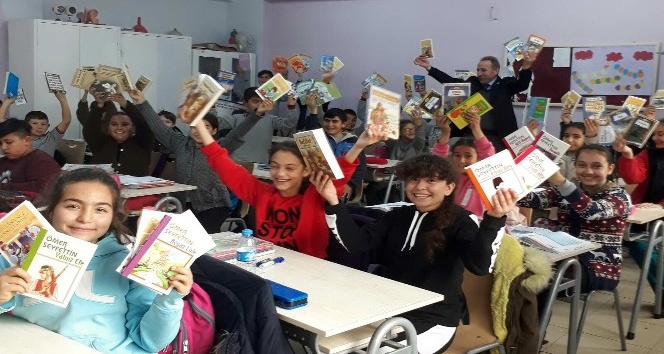 GAÜN öğrencilerinden Yazıkent Mürşide Akçay Ortaokulu’na kütüphane