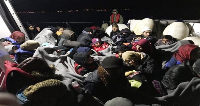 Sahil güvenlik uçağının tespit ettiği çoğunluğu çocuk 56 göçmen kurtarıldı