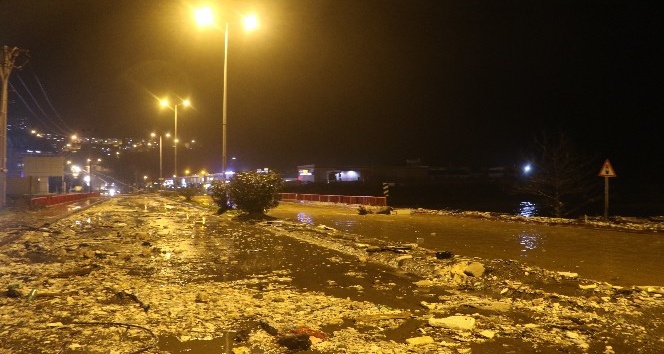 Zonguldak’ta dalgalar yıkıp geçti