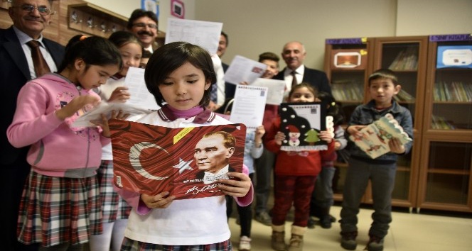 Vatanlarından binlerce kilometre uzakta karne aldılar