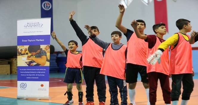 Suriyeli ve Türk çocuklara kardeşlik turnuvası