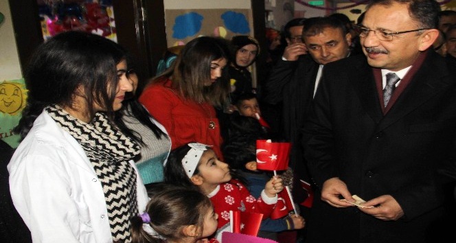 Bakan Özhaseki, minik öğrencilere karne dağıttı