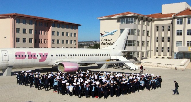 Karne sevinçlerini Boeing 737-400 tipi yolcu uçağının önünde kutladılar