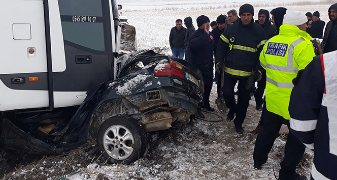Kahramanmaraş&#039;ta yolcu otobüsü ile otomobil çarpıştı: 1 ölü, 2 yaralı