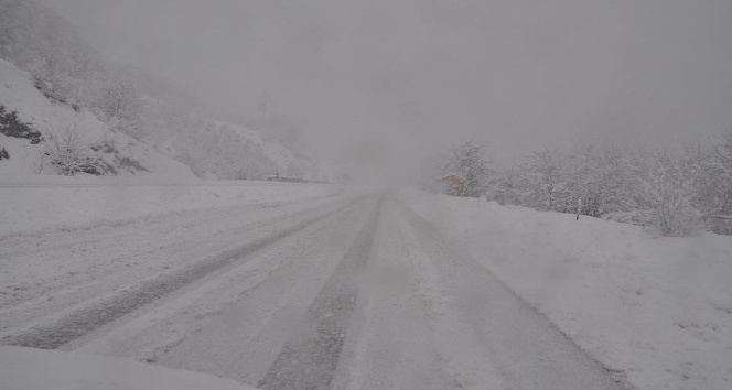 Devrek’te karla kapanan köy yolları ekiplerce açılıyor