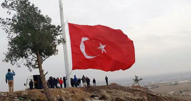 Suriye sınırına dev Türk bayrağı !