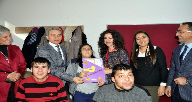 Güzelköy Özel Eğitim Merkezi öğrencileri karnelerini Kaymakamdan aldı