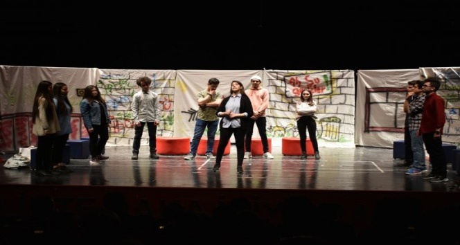 Söğüt Anadolu Lisesi öğrencileri “Ah Şu Gençler” adlı oyunu sahnelediler