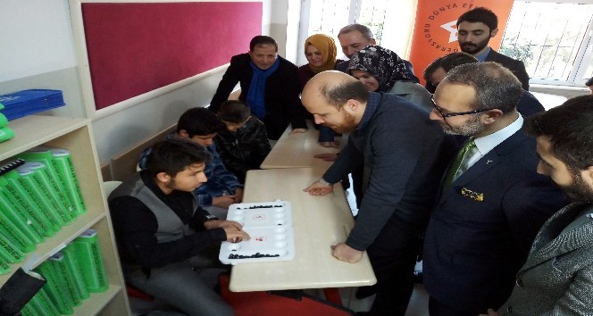 Bilal Erdoğan, görme engelli öğrencilere karnelerini dağıttı