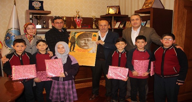 Başkan Arslan, yabancı dil öğrencilerine İngilizce okuma seti hediye etti