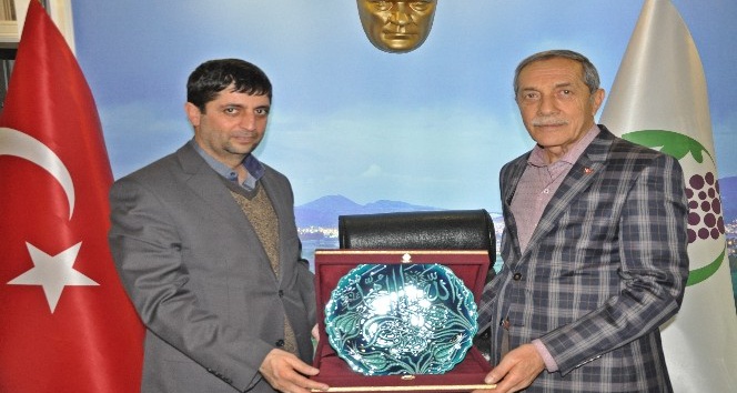 Başkan Yusuf Özdemir’den AGAD Başkanı Aslan’a plaket