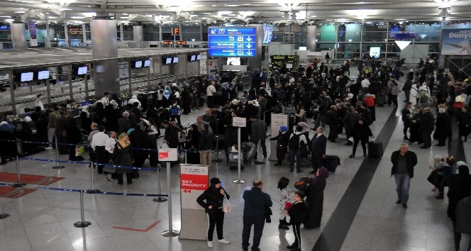 Atatürk Havalimanı’nda tatilci yoğunluğu sürüyor