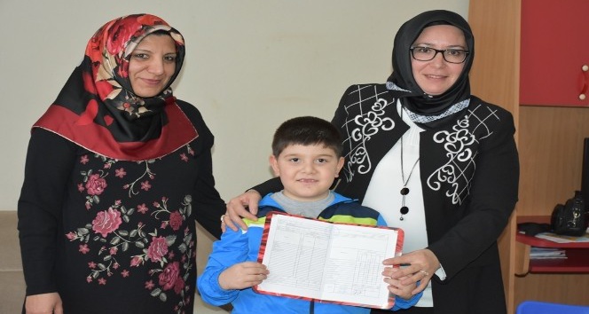 Karaman’da evde eğitim gören öğrenciler karnelerini aldı