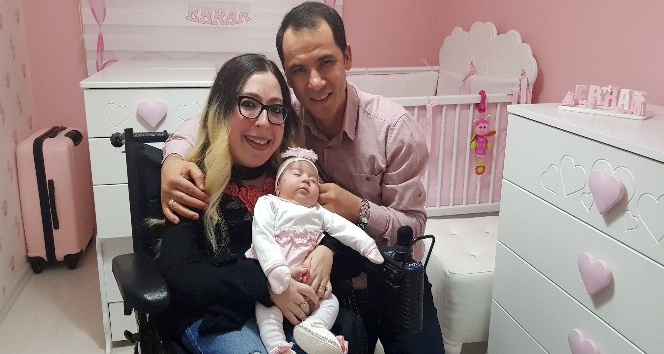 Tekerlekli sandalyeyle gittiği hastaneden bebeği ile çıktı