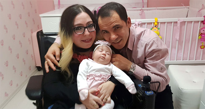 Tekerlekli sandalyeyle gittiği hastaneden bebeği ile çıktı