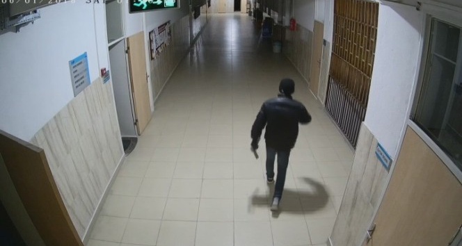 Karaman’da okuldan hırsızlık şüphelisi güvenlik kamerasından yakalandı