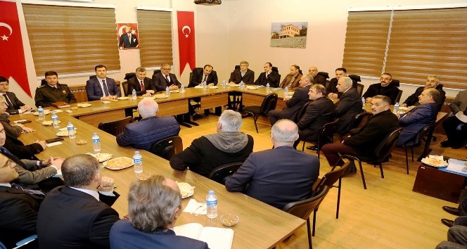 Rize Valisi Erdoğan Bektaş muhtarlarla İyidere’de bir araya geldi