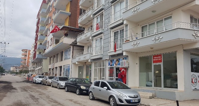Hatay’da ev ve iş yerleri Türk bayraklarıyla süslendi