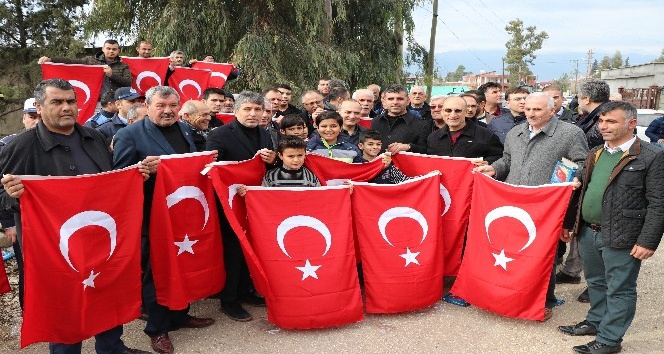 Sınırın sıfır noktasında vatandaşlara Türk bayrağı dağıtıldı