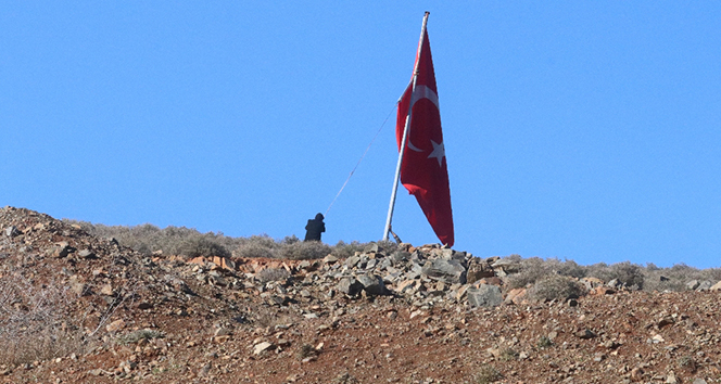 Afrin sınırına dev Türk bayrağı