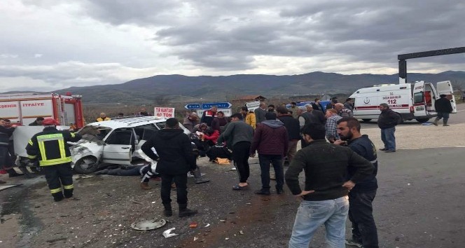 Alaşehir’de otomobil ile kamyonet çarpıştı: 6 yaralı