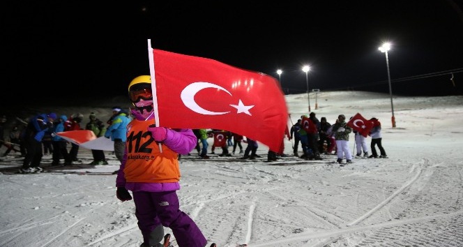 Yıldız Dağı’nda Türk bayraklarıyla meşaleli kayak