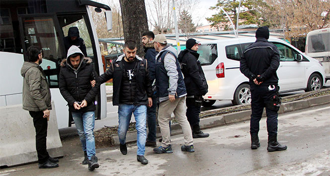 FETÖ&#039;den gözaltına alınan 14 asker adliyeye sevk edildi
