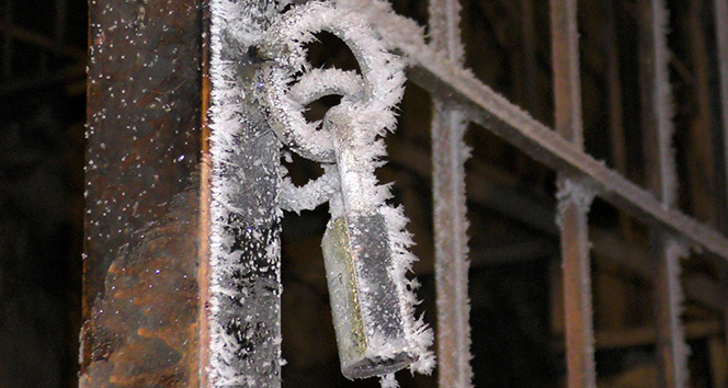 Soğuk hava bina kilitlerini dondurdu