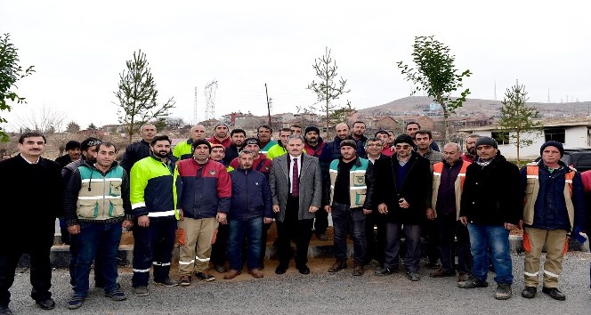 Başkan Çakır, işçilerle birlikte ağaç dikti