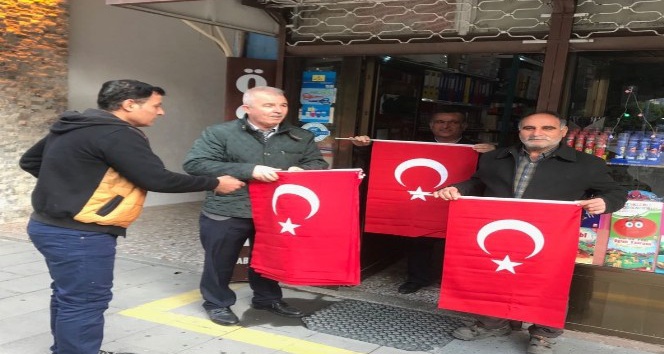 Tarsus Belediyesi esnafa bayrak dağıttı