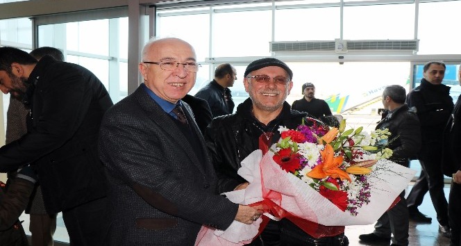 Kudüs’te gözaltına alınan 6 işadamı Kayseri’de Türk bayrakları ile karşılandı