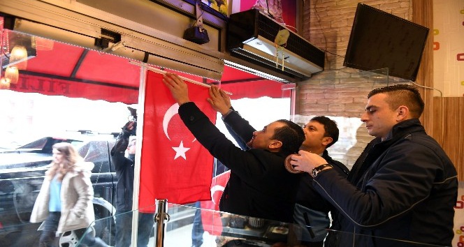 Isparta esnafından Türk bayrağı kampanyasına destek