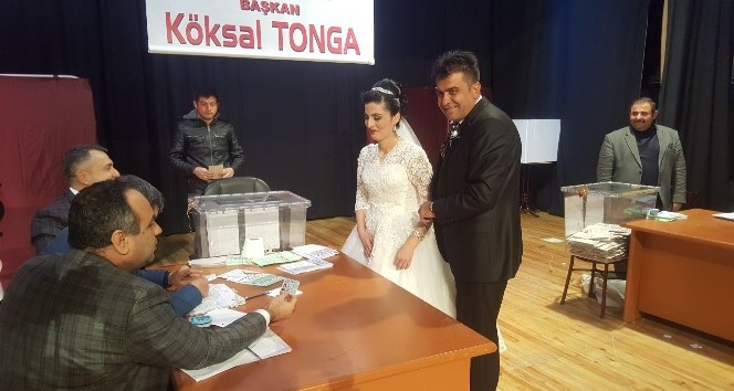 Gelinlikle oy kullandı