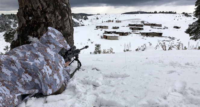 Jandarma komandolar zorlu kış şartlarında operasyonda