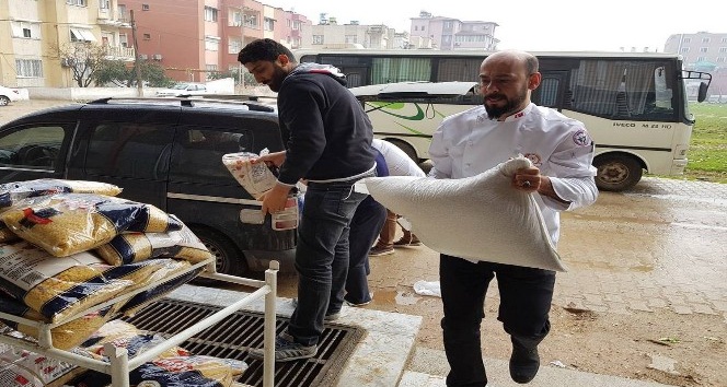 Gönüllü aşçılar, Reyhanlı’daki savaş mağdurlarına gıda yardımında bulundu