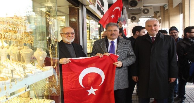 Malatya’da 44 bin Türk bayrağı dağıtıldı