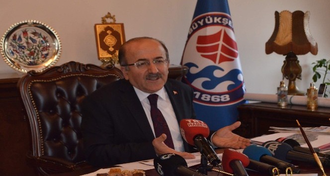 Başkan Gümrükçüoğlu yıkımı süren Hüseyin Avni Aker Stadyumu’nun yerine yapılacak projeyle ilgili konuştu