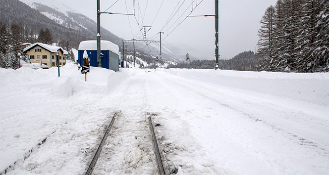 Yoğun kar yağışı İsviçre’de kara ve demiryollarını kapattı