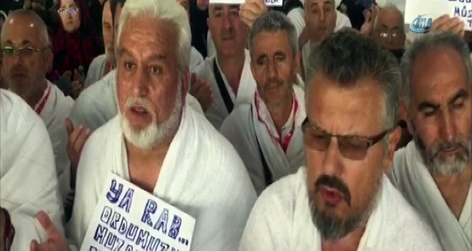 Umre için Kabe&#039;ye giden Türklerden Mehmetçiğe dua