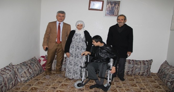 Cizre Belediyesinden engelli gence tekerlekli sandalye desteği