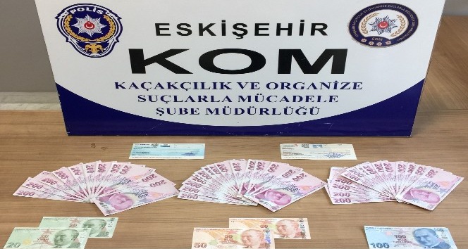 Eskişehir’de kalpazanlar sahte 10 bin lirayı piyasaya sürmek isterken yakalandı